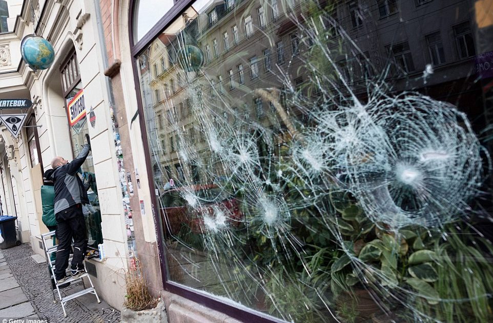 Foto vitrina unui magazin in care hotii au incercat sa intre. Folii Antiefractie a dejucat aceasta tentativa.